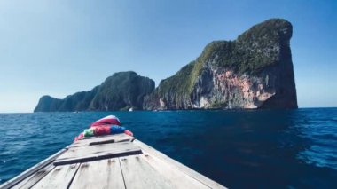 Phi Phi Leh, Phi Phi Adaları, Tayland 'a yaklaşan yavaş bir tekne..