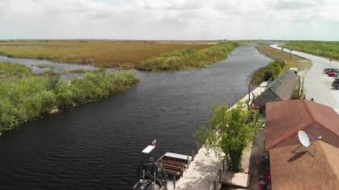 Florida Everglades, ABD 'deki dere ve bataklıkların hava manzarası..