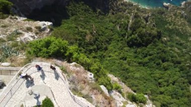 Capri, İtalya. Güneşli bir yaz gününde Solaro Dağı 'ndan inanılmaz panoramik drone görüntüsü.