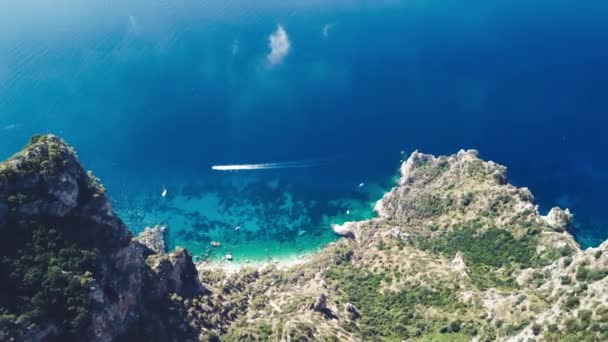 Schnellboot Beschleunigt Entlang Der Küste Von Capri Einem Schönen Sommermorgen — Stockvideo