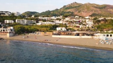 Günbatımında Ischia Citara Sahili 'nin havuz ve kum manzarası..