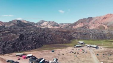 Landmannalaugar, İzlanda. Araba parkından dağların havadan görünüşü.