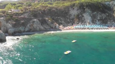 Sansone Sahili, Elba Adası. Bir yaz gününde güzel bir kıyı şeridinin havadan görünüşü.
