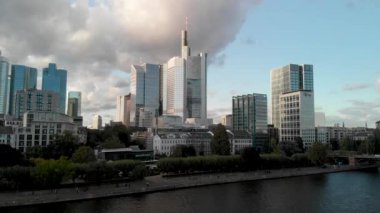 Frankfurt 'un ana nehir üzerindeki hava manzarası, İHA' dan gün batımı görüntüsü.