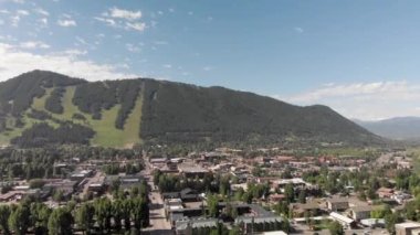 Jackson Hole, Wyoming. Güzel bir yaz sabahında panoramik şehir ve manzara manzarası.