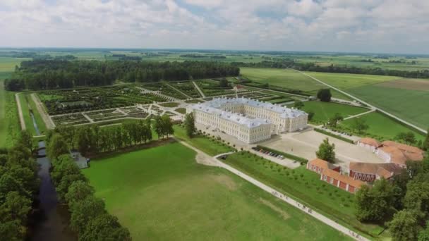 Letecký Pohled Hrad Rundale Lotyšsku Budovy Zahrady Fotoaparát Směřuje Dolů — Stock video