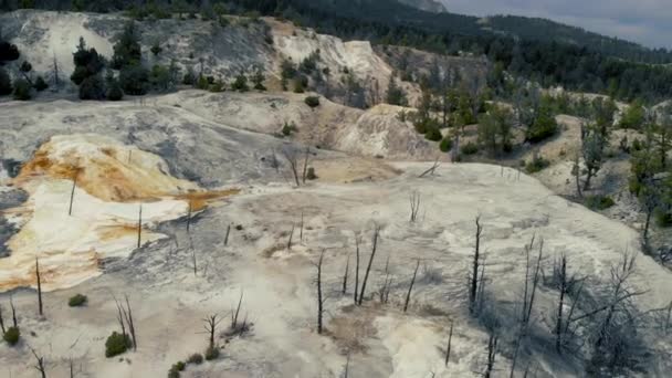 Yellowstone Mammoth Hot Springs Εναέρια Άποψη Των Βράχων Και Όμορφα — Αρχείο Βίντεο