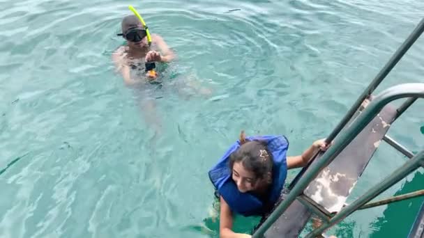 Genç Kız Babasıyla Mavi Okyanus Sularında Şnorkelle Yüzüyor — Stok video