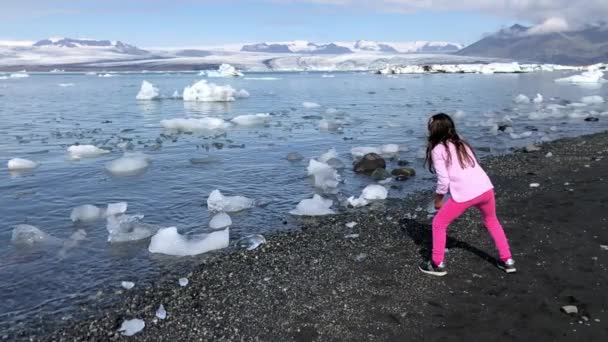Jong Meisje Gooit Kleine Stukjes Ijsbergen Jokulsarlon Lagune Ijsland Langzame — Stockvideo