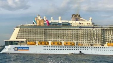 PHUKET, THAILAND - Aralık 2019: hareket halindeki bir tekneden görüldüğü gibi Royal Caribbean yolcu gemisi yan görüntüsü.