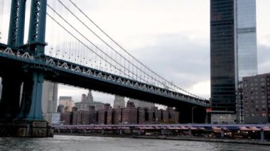 NEW YORK CITY - Aralık 2018 Manhattan 'ın modern silueti Manhattan Köprüsü' nün altındaki hareketli bir tekneden.