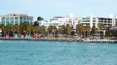 GEELONG, AUSTRALYA - Eylül 2018: Güneşli bir günde şehir iskelesi ve gökyüzü.