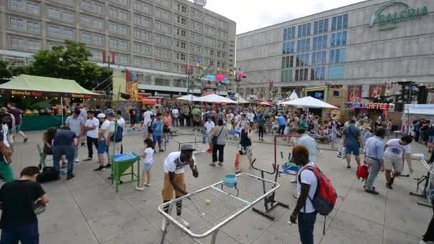 Berlín Julio 2016 Turistas Alexanderplatz Berlín Atrae Anualmente Millones Personas — Vídeo de stock