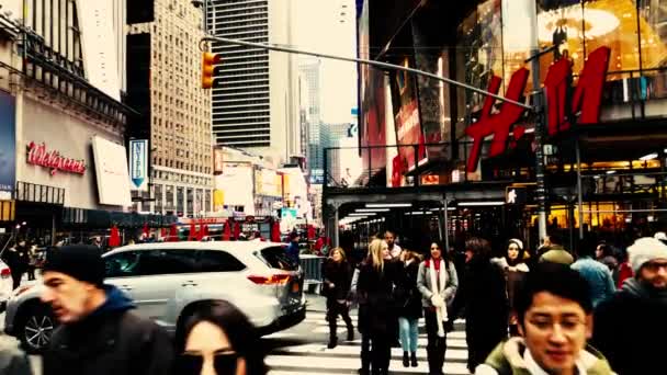 New York City December 2018 Туристи Перетинають Таймс Сквер Світлофорі — стокове відео