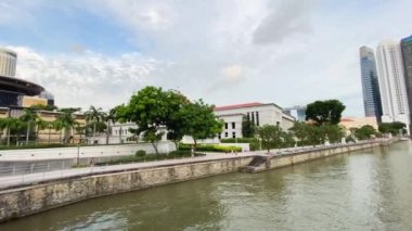 ŞARKI - 3 HAZİRAN 2019 Singapur Nehri ve hareket halindeki bir tekneden gün batımında ufuk çizgisi.