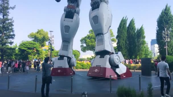 Tokyo Japan 2016 Májusa Gundum Robot Turistákkal Legkülönlegesebb Attrakciója Gundam — Stock videók