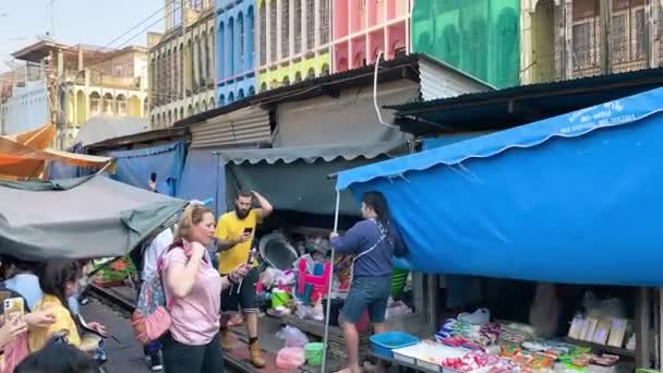 Maeklong Thailand December 2019 Matstånd Längs Maeklong Järnvägsmarknad — Stockvideo