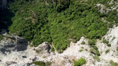 Capri, İtalya. Güneşli bir yaz gününde Solaro Dağı 'ndan inanılmaz panoramik drone görüntüsü.
