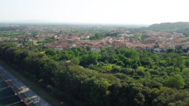 Reggia di Caserta, İtalya. Yaz mevsiminde insansız hava aracının yaptığı ünlü kraliyet binalarının hava manzarası..