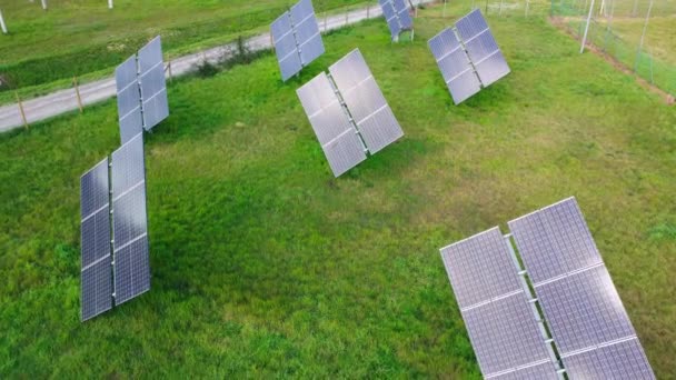 Skupina Moderních Solárních Panelů Orientovaných Slunce — Stock video