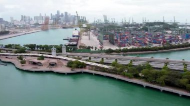 Sentosa Adası tatil köylerinin ve Singapur 'un sahil şeridinin havadan görüntüsü..