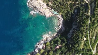 Sorrento yakınlarındaki Punta Campanella 'dan Amalfi sahili. Yaz mevsiminde İHA 'dan inanılmaz hava manzarası.