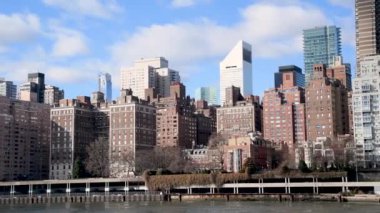 Queensboro Köprüsü Roosevelt Adası 'nı Manhattan, New York' a bağlıyor..