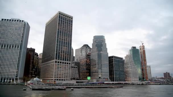 Alsó Manhattan Modern Városképe Egy Mozgó Hajóról Hudson Folyón — Stock videók