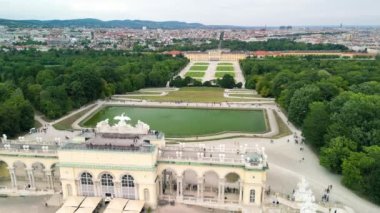 Avusturya, Viyana 'daki Gloriette binasından Schonbrunn Parkı' nın havadan görünüşü.