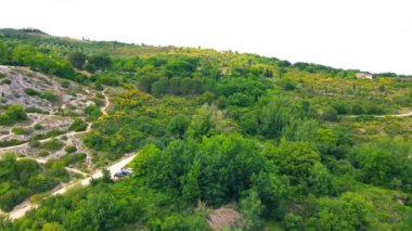 Bagno Vignoni doğal havuzları Tuscany 'deki şehir tepesi boyunca, bahar mevsiminde insansız hava aracı manzarası.