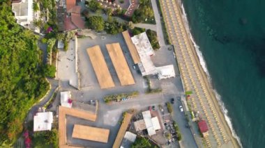 Günbatımında Ischia Citara Sahili 'nin havuz ve kum manzarası..