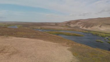 Landmannalaugar manzarası ve güzel bir yaz gününde nehir manzarası, İzlanda.