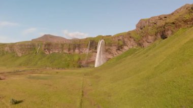 Seljalandfoss, İzlanda. Yaz mevsiminde İHA 'dan inanılmaz hava manzarası.