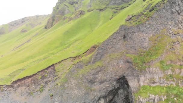 冰岛夏季从无人驾驶飞机上俯瞰雷诺斯法拉黑滩的全景 — 图库视频影像