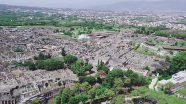 Pompei, İtalya. Yaz mevsiminde insansız hava aracı bakış açısıyla eski şehrin havadan görüntüsü.