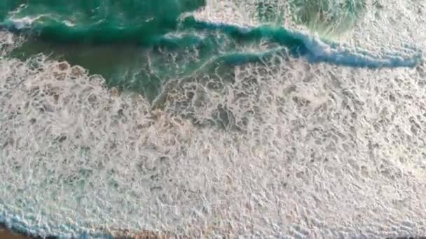 Imágenes Aéreas Hermosa Orilla Del Mar Día Soleado — Vídeo de stock