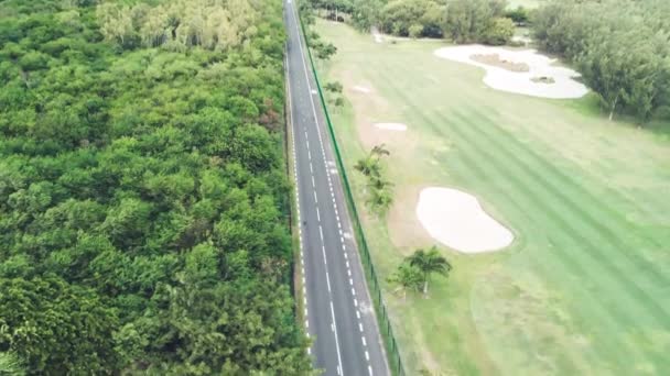 Golfplatz Entlang Einer Wunderschönen Inselküste Drohnenblick — Stockvideo