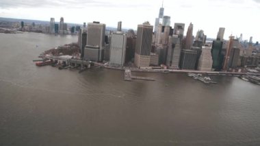 Helikopterden New York şehri hava görüntüsü yavaş çekimde. Şehir merkezi ufuk çizgisi.