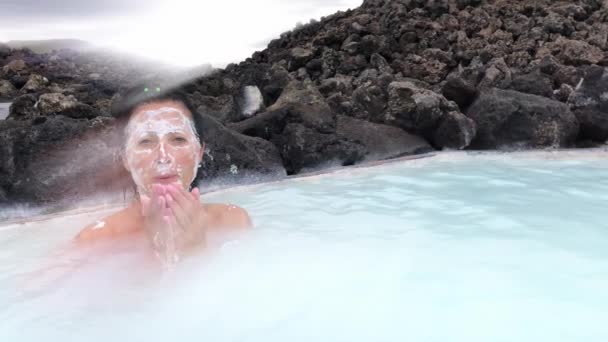 Mujer Esparciendo Crema Cara Baño Termal Caliente Cámara Lenta Rayos — Vídeos de Stock
