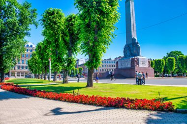 Riga, Letonya - 7 Temmuz 2017: Güneşli bir yaz gününde Riga şehir parkı ve simgeleri.