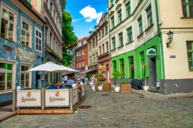 Riga, Letonya - 8 Temmuz 2017: Riga sokakları ve ortaçağ binaları.