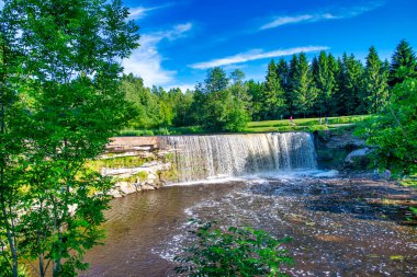 Yaz mevsiminde Jagala Şelaleleri, Estonya.