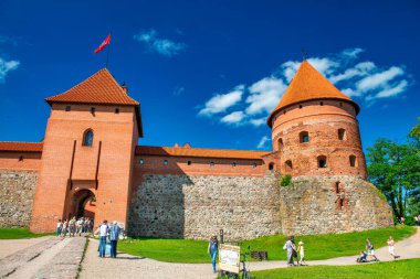 Trakai, Litvanya - 10 Temmuz 2017: Galve Gölü yakınlarındaki Trakai adası şatosu.