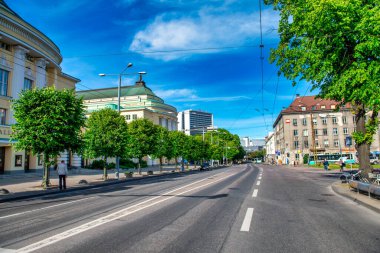 Tallinn, Estonya - 15 Temmuz 2017: Güneşli bir yaz gününde Tallinn Ortaçağ sokakları ve binaları.