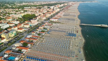 Yaz mevsiminde Lido di Camaiore ve Viareggio kıyılarının panoramik hava manzarası - Toskana, İtalya