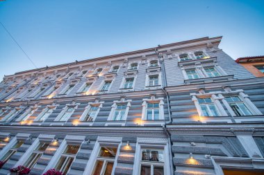 Tallinn caddeleri ve ortaçağ binaları bir yaz günü.