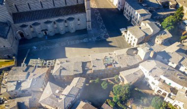 Orvieto, orta İtalya 'nın ortaçağ kasabası. İnsansız hava aracından inanılmaz hava görüntüsü