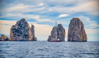 Yaz mevsiminde Faraglioni kayalarının güzel manzarası, Capri.