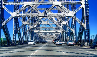 Brisbane, Queensland, Avustralya 'daki Story Bridge' de araba trafiği.