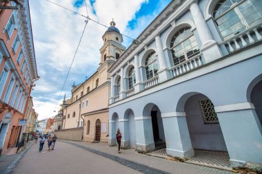 Vilnius, Litvanya - 9 Temmuz 2017: Güneşli bir yaz gününde Vilnius şehir merkezindeki eski binalar.